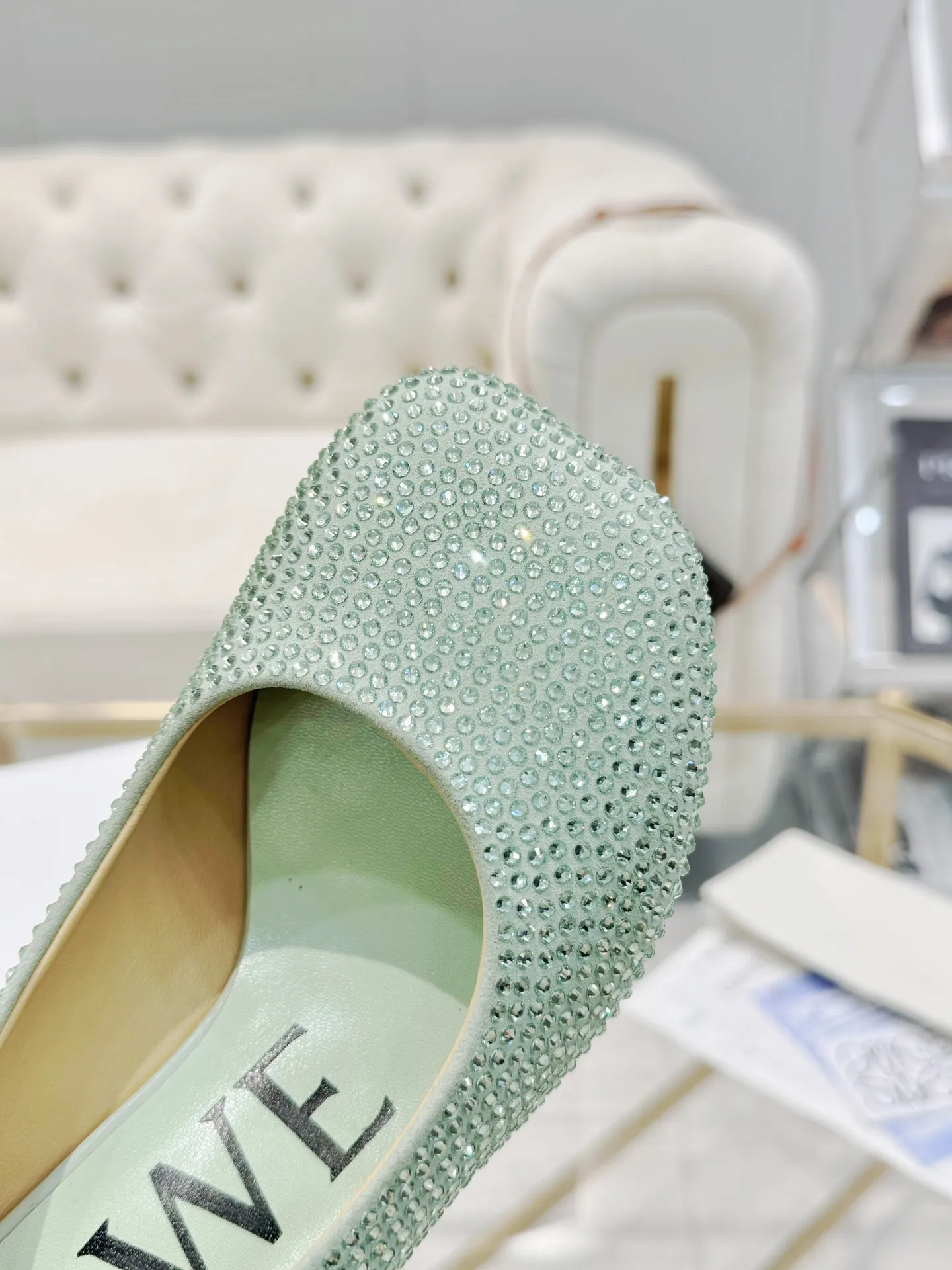👟👟Ex-factory price 660👟👟 LOEWE‼ ️ New arrival‼ ️Imported genuine leather sole Loewe 2024/aw early spring latest T stage colored diamond series catwalk style 😘😘😘 Upper: imported silk cloth lining: imported water-dyed sheepskin outsole: original molded injection molded leather outsole Heel: original molded 1:1 Heel height: 5.5cm Size: 35-39 (40/41/42/43 custom-made, non-refundable)